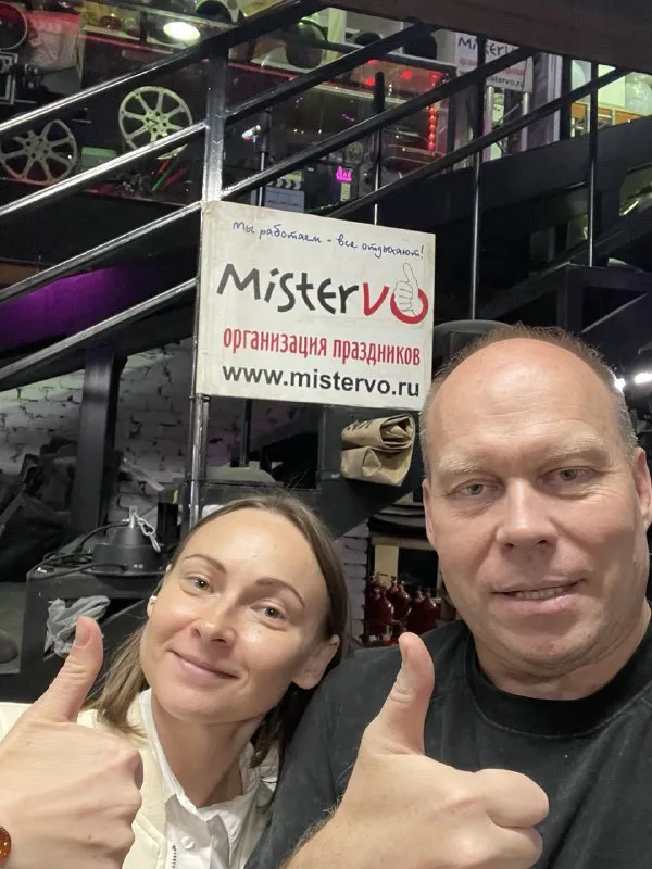 На складе «Мистер ВО!» у вывески MisterVO