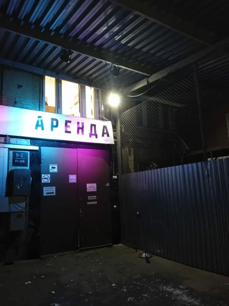 Вход на склад с вывеской «Аренда» ночью